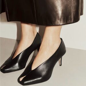 H&M STUDIO COLLECTION
LEATHER PUMPS